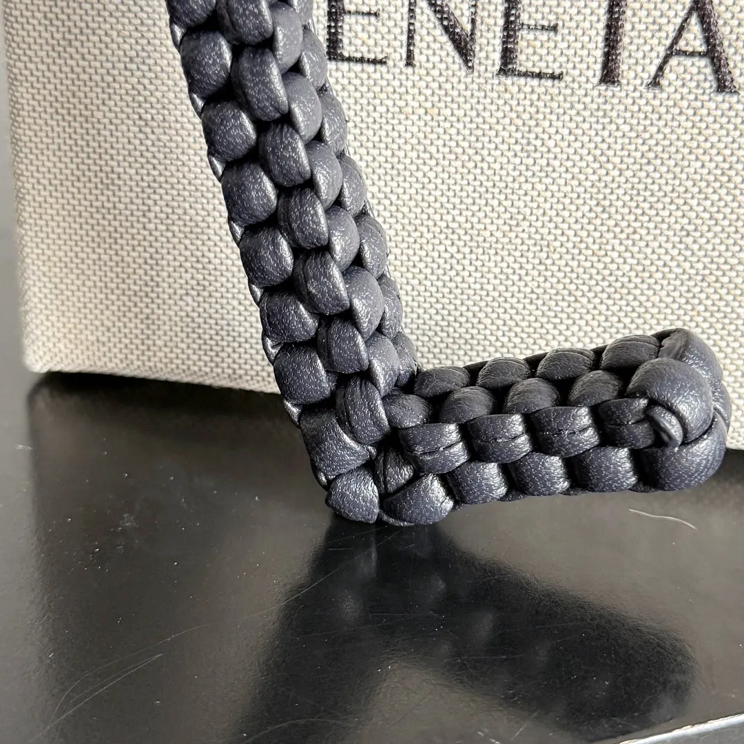 Batch 420 Let’s see what new cute little thing BV has released~ It’s this letter pendant, which is different from the puppy pendant. The weaving of this letter is more three-dimensional, and the material is very solid, and it is not easy to deform even if it is folded. Style number: L